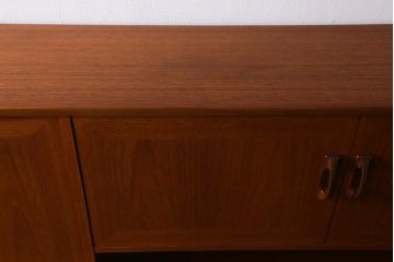 ヴィンテージ家具　北欧ビンテージ　G-PLAN(ジープラン)　Sierra(シエラ)　チーク材　温かな木肌が魅力のスタイリッシュなサイドボード(収納棚、カップボード)(R-038714)