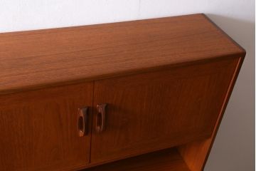 ヴィンテージ家具　北欧ビンテージ　G-PLAN(ジープラン)　Sierra(シエラ)　チーク材　温かな木肌が魅力のスタイリッシュなサイドボード(収納棚、カップボード)(R-038714)