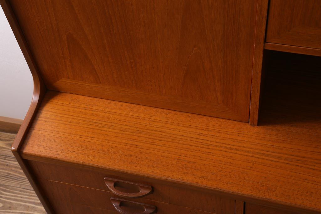 ヴィンテージ家具　北欧ビンテージ　G-PLAN(ジープラン)　Sierra(シエラ)　チーク材　温かな木肌が魅力のスタイリッシュなサイドボード(収納棚、カップボード)(R-038714)