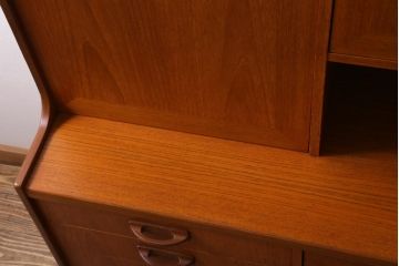 ヴィンテージ家具　北欧ビンテージ　G-PLAN(ジープラン)　Sierra(シエラ)　チーク材　温かな木肌が魅力のスタイリッシュなサイドボード(収納棚、カップボード)(R-038714)