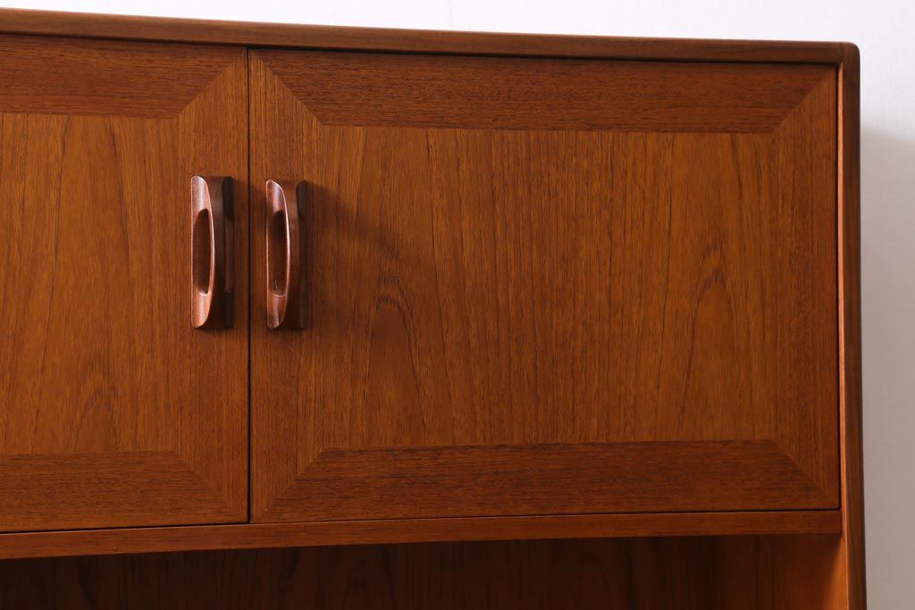 ヴィンテージ家具　北欧ビンテージ　G-PLAN(ジープラン)　Sierra(シエラ)　チーク材　温かな木肌が魅力のスタイリッシュなサイドボード(収納棚、カップボード)(R-038714)