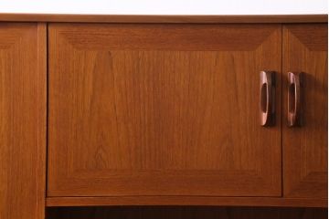 ヴィンテージ家具　北欧ビンテージ　G-PLAN(ジープラン)　Sierra(シエラ)　チーク材　温かな木肌が魅力のスタイリッシュなサイドボード(収納棚、カップボード)(R-038714)