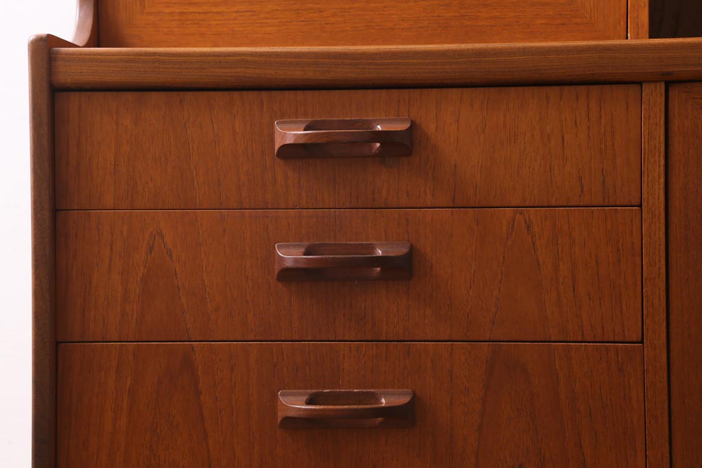 ヴィンテージ家具　北欧ビンテージ　G-PLAN(ジープラン)　Sierra(シエラ)　チーク材　温かな木肌が魅力のスタイリッシュなサイドボード(収納棚、カップボード)(R-038714)