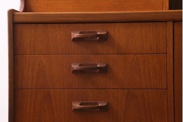 ヴィンテージ家具　北欧ビンテージ　G-PLAN(ジープラン)　Sierra(シエラ)　チーク材　温かな木肌が魅力のスタイリッシュなサイドボード(収納棚、カップボード)(R-038714)