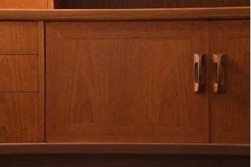 ヴィンテージ家具　北欧ビンテージ　G-PLAN(ジープラン)　Sierra(シエラ)　チーク材　温かな木肌が魅力のスタイリッシュなサイドボード(収納棚、カップボード)(R-038714)