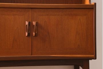 ヴィンテージ家具　北欧ビンテージ　G-PLAN(ジープラン)　Sierra(シエラ)　チーク材　温かな木肌が魅力のスタイリッシュなサイドボード(収納棚、カップボード)(R-038714)