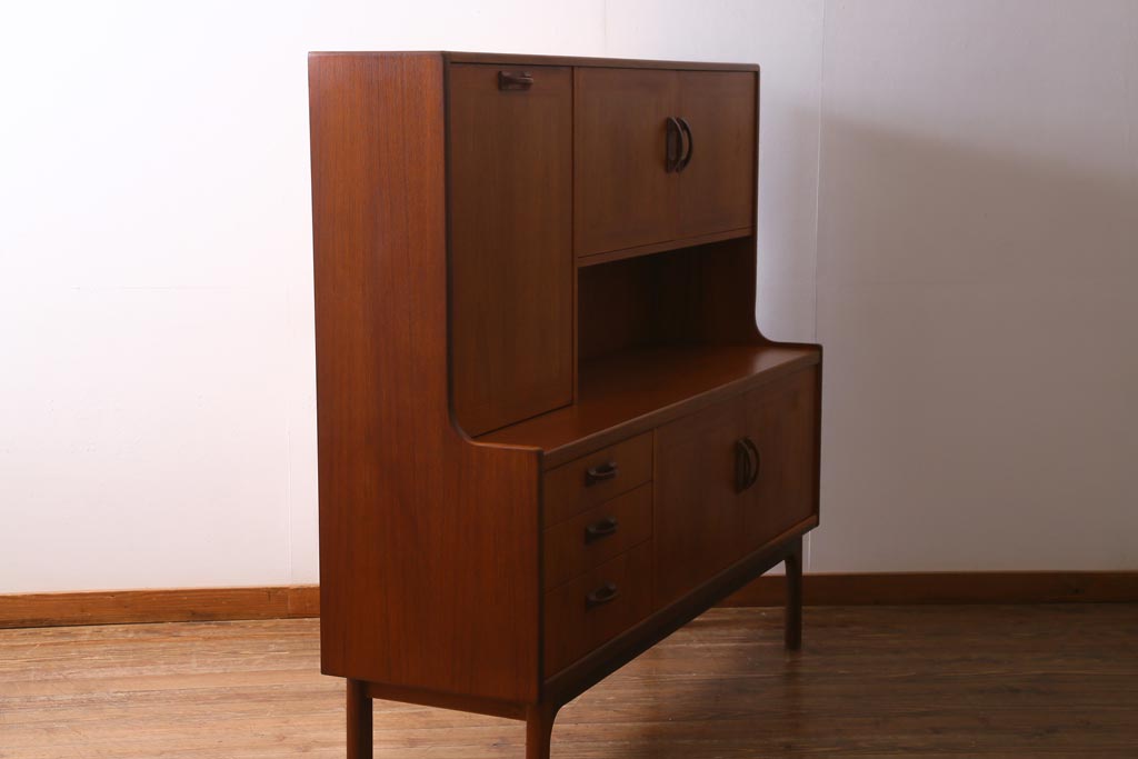 ヴィンテージ家具　北欧ビンテージ　G-PLAN(ジープラン)　Sierra(シエラ)　チーク材　温かな木肌が魅力のスタイリッシュなサイドボード(収納棚、カップボード)(R-038714)