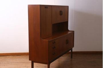 ヴィンテージ家具　北欧ビンテージ　G-PLAN(ジープラン)　Sierra(シエラ)　チーク材　温かな木肌が魅力のスタイリッシュなサイドボード(収納棚、カップボード)(R-038714)