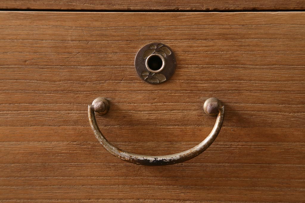 アンティーク家具　和製アンティーク　桐材　上品な佇まいが趣ある3段重ね箪笥(衣装箪笥、引き出し、桐箪笥、桐たんす)(R-038715)