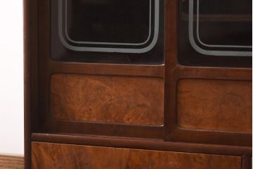 アンティーク家具　昭和初期　丸みのあるフォルムが親しみやすさ感じる茶箪笥(茶棚、戸棚、収納棚)(R-038775)