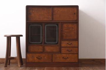 アンティーク家具　昭和初期　丸みのあるフォルムが親しみやすさ感じる茶箪笥(茶棚、戸棚、収納棚)(R-038775)