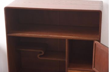 アンティーク家具　昭和初期　丸みのあるフォルムが親しみやすさ感じる茶箪笥(茶棚、戸棚、収納棚)(R-038775)