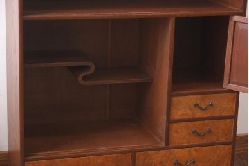 アンティーク家具　昭和初期　丸みのあるフォルムが親しみやすさ感じる茶箪笥(茶棚、戸棚、収納棚)(R-038775)