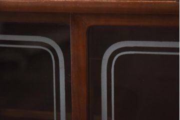 アンティーク家具　昭和初期　丸みのあるフォルムが親しみやすさ感じる茶箪笥(茶棚、戸棚、収納棚)(R-038775)