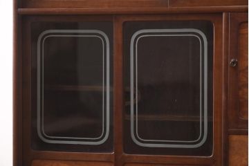 アンティーク家具　昭和初期　丸みのあるフォルムが親しみやすさ感じる茶箪笥(茶棚、戸棚、収納棚)(R-038775)