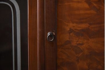 アンティーク家具　昭和初期　丸みのあるフォルムが親しみやすさ感じる茶箪笥(茶棚、戸棚、収納棚)(R-038775)