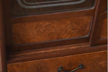 アンティーク家具　昭和初期　丸みのあるフォルムが親しみやすさ感じる茶箪笥(茶棚、戸棚、収納棚)(R-038775)