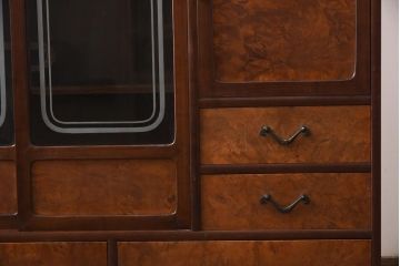 アンティーク家具　昭和初期　丸みのあるフォルムが親しみやすさ感じる茶箪笥(茶棚、戸棚、収納棚)(R-038775)