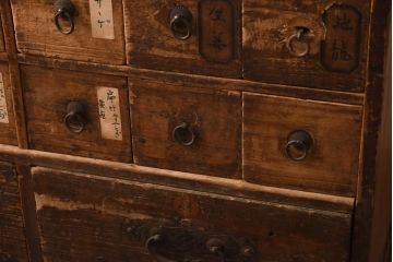 アンティーク家具　和製アンティーク　江戸明治期　時代の味をそのままに感じることのできる薬箪笥(百味箪笥)(R-038786)