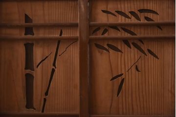 アンティーク家具　和製アンティーク　松竹梅　透かし彫りが風情あふれる下駄箱(収納棚、戸棚、キャビネット)(R-038877)