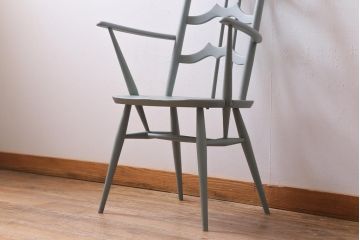 ペイント家具　イギリスビンテージ　ERCOL(アーコール)　希少!淡いカラーが優しげな雰囲気のラダーバックアームチェア(ダイニングチェア、椅子)(R-038880)