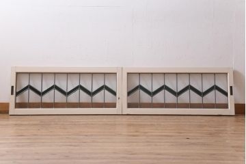 アンティーク建具　古建具リメイク　オリジナルペイント　ジグザク模様のステンドグラスが入ったガラス戸2枚セット　(R-038887)