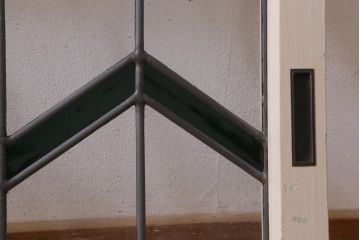 アンティーク建具　古建具リメイク　オリジナルペイント　ジグザク模様のステンドグラスが入ったガラス戸2枚セット　(R-038887)