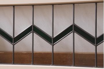 アンティーク建具　古建具リメイク　オリジナルペイント　ジグザク模様のステンドグラスが入ったガラス戸2枚セット　(R-038887)