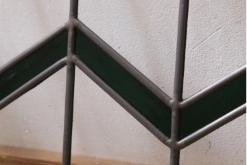 アンティーク建具　古建具リメイク　オリジナルペイント　ジグザク模様のステンドグラスが入ったガラス戸2枚セット　(R-038887)