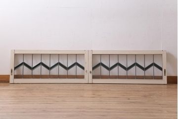 アンティーク建具　古建具リメイク　オリジナルペイント　ジグザク模様のステンドグラスが入ったガラス戸2枚セット　(R-038887)