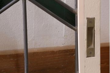 アンティーク建具　古建具リメイク　オリジナルペイント　ジグザク模様のステンドグラスが入ったガラス戸2枚セット　(R-038887)