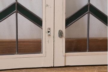 アンティーク建具　古建具リメイク　オリジナルペイント　ジグザク模様のステンドグラスが入ったガラス戸2枚セット　(R-038887)