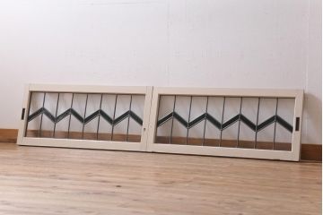 アンティーク建具　古建具リメイク　オリジナルペイント　ジグザク模様のステンドグラスが入ったガラス戸2枚セット(窓、建具)(R-038887)