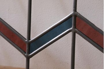 アンティーク建具　古建具リメイク　オリジナルペイント　赤と青のジグザク模様が目を引くガラス戸2枚セット(窓、建具)(R-038888)