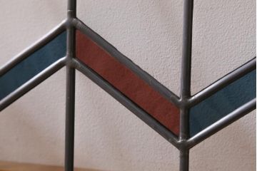 アンティーク建具　古建具リメイク　オリジナルペイント　赤と青のジグザク模様が目を引くガラス戸2枚セット(窓、建具)(R-038888)