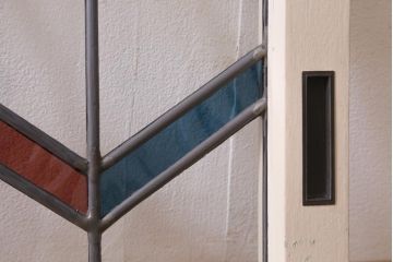 アンティーク建具　古建具リメイク　オリジナルペイント　赤と青のジグザク模様が目を引くガラス戸2枚セット(窓、建具)(R-038888)