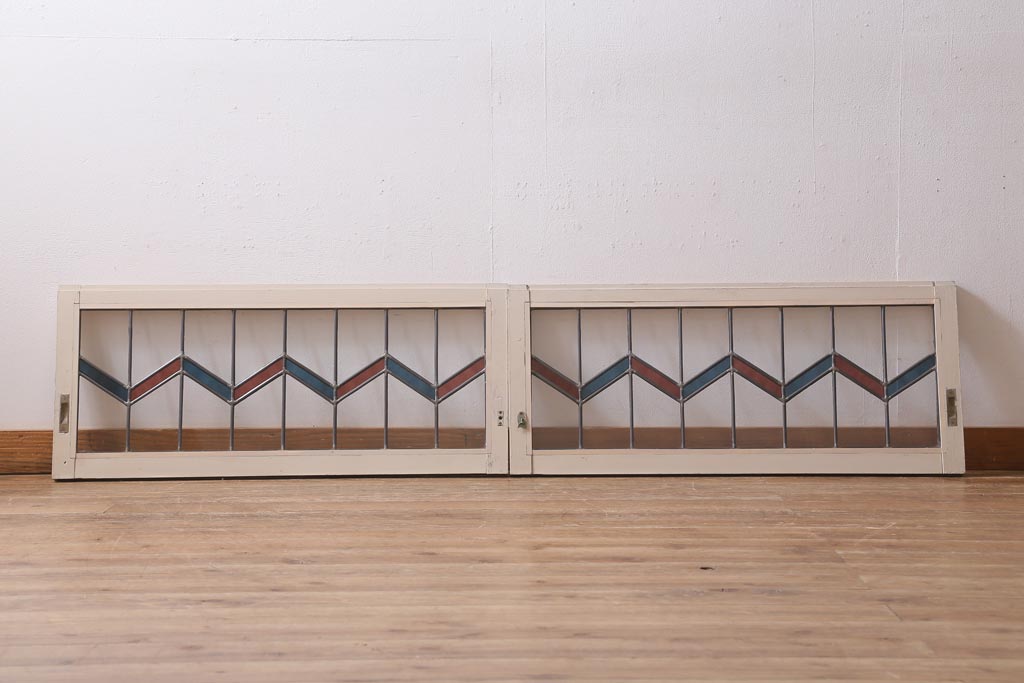 アンティーク建具　古建具リメイク　オリジナルペイント　赤と青のジグザク模様が目を引くガラス戸2枚セット(窓、建具)(R-038888)