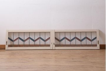 アンティーク建具　古建具リメイク　オリジナルペイント　赤と青のジグザク模様が目を引くガラス戸2枚セット(窓、建具)(R-038888)