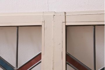 アンティーク建具　古建具リメイク　オリジナルペイント　赤と青のジグザク模様が目を引くガラス戸2枚セット(窓、建具)(R-038888)