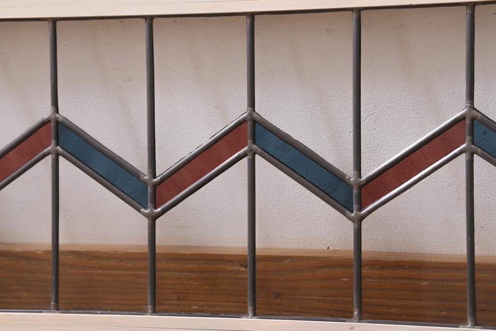 アンティーク建具　古建具リメイク　オリジナルペイント　赤と青のジグザク模様が目を引くガラス戸2枚セット(窓、建具)(R-038888)