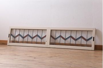 アンティーク建具　古建具リメイク　オリジナルペイント　赤と青のジグザク模様が目を引くガラス戸2枚セット(窓、建具)(R-038888)