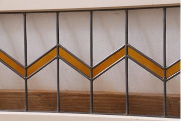 アンティーク建具　古建具リメイク　オリジナルペイント　黄色のジグザク模様が目を引くガラス戸2枚セット(窓、建具)(R-038889)