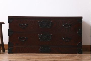 中古　伝統工芸　岩谷堂箪笥　天板リメイク・厚手栗無垢材　重厚かつ上品な佇まいのローチェスト(テレビボード、引き出し、ローボード)(R-038921)
