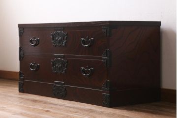 中古　伝統工芸　岩谷堂箪笥　天板リメイク・厚手栗無垢材　重厚かつ上品な佇まいのローチェスト(テレビボード、引き出し、ローボード)(R-038921)