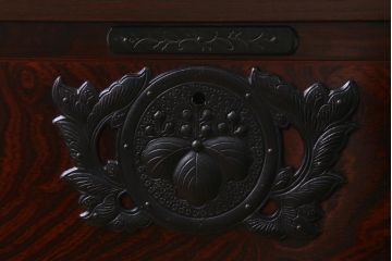 中古　伝統工芸　岩谷堂箪笥　天板リメイク・厚手栗無垢材　重厚かつ上品な佇まいのローチェスト(テレビボード、引き出し、ローボード)(R-038921)