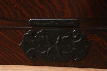 中古　伝統工芸　岩谷堂箪笥　天板リメイク・厚手栗無垢材　重厚かつ上品な佇まいのローチェスト(テレビボード、引き出し、ローボード)(R-038921)