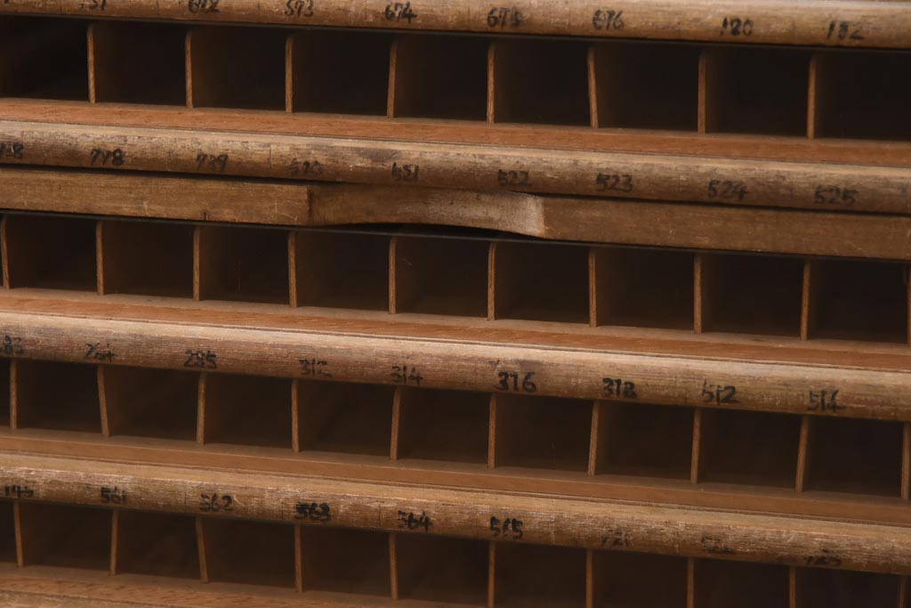 アンティーク家具　昭和中期　カネボウ　レトロな雰囲気漂う刺しゅう糸ケース(引き出し、収納棚)(R-038922)