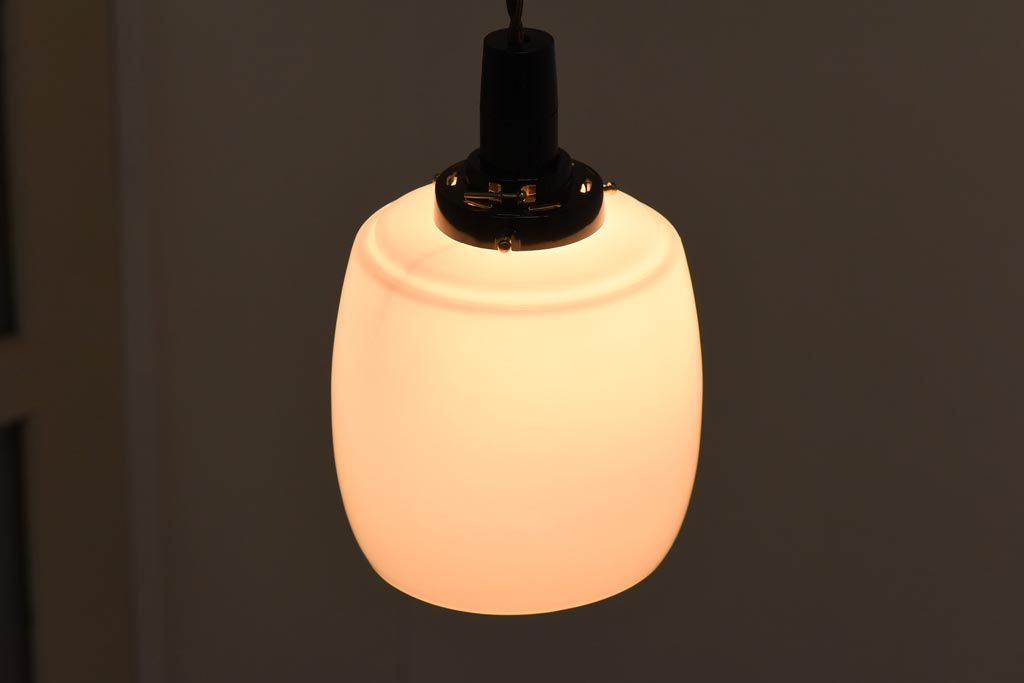 レトロ照明　シンプルで馴染みやすい昭和レトロの筒型吊り下げ照明(シェード、天井照明、ペンダントライト)(R-038974)