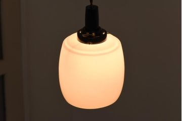 レトロ照明　シンプルで馴染みやすい昭和レトロの筒型吊り下げ照明(シェード、天井照明、ペンダントライト)(R-038974)