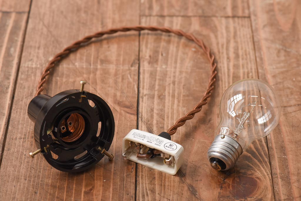 レトロ照明　シンプルで馴染みやすい昭和レトロの筒型吊り下げ照明(シェード、天井照明、ペンダントライト)(R-038974)